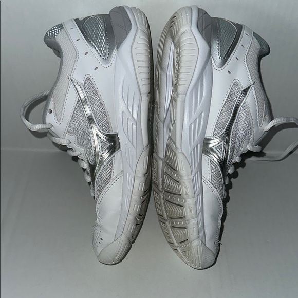 Mizuno White and Gray Athletic Shoes - Picture 6 of 9